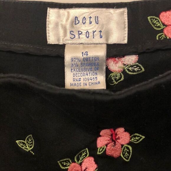 Betu Sport capri’s embroidered hibiscus design - Picture 3 of 11